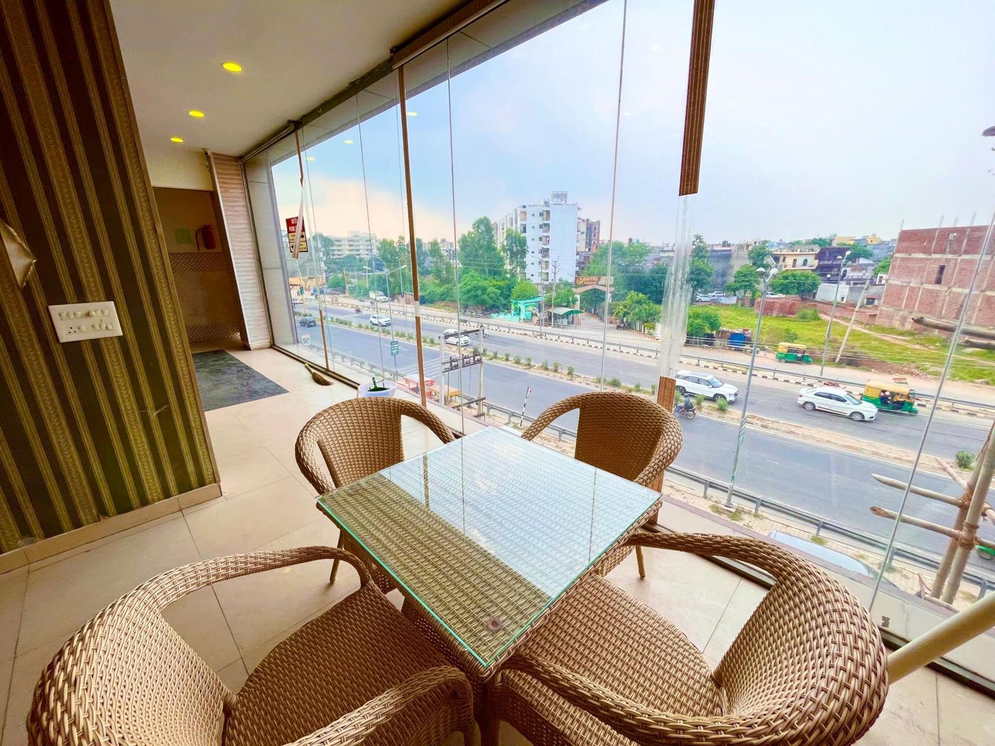 Hotel The Pearl Grand - Top Rated ! Most Awarded ! Parking ! Lift ! Luxury Rooms ! Best Selling Zirakpur Buitenkant foto