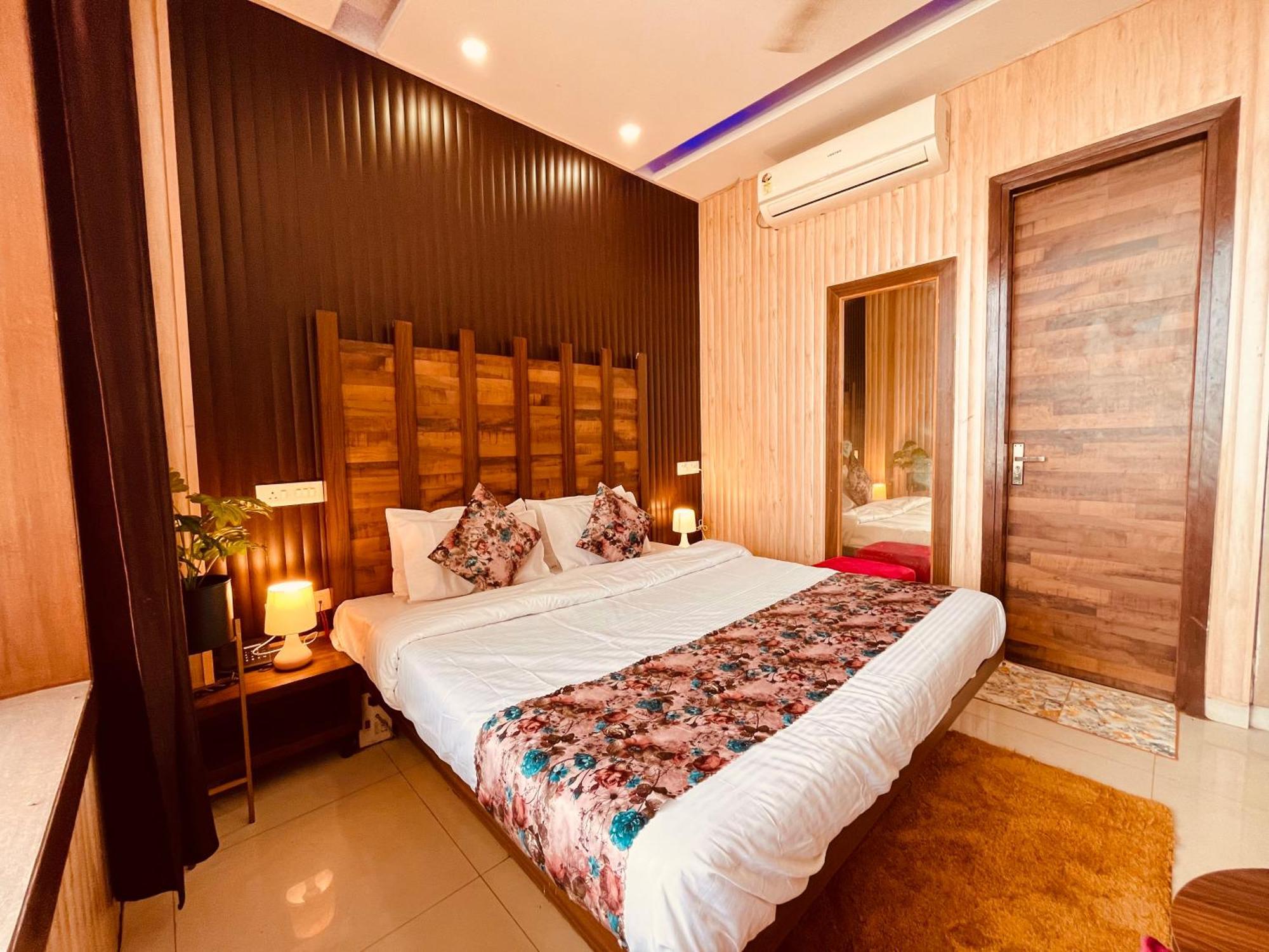 Hotel The Pearl Grand - Top Rated ! Most Awarded ! Parking ! Lift ! Luxury Rooms ! Best Selling Zirakpur Buitenkant foto