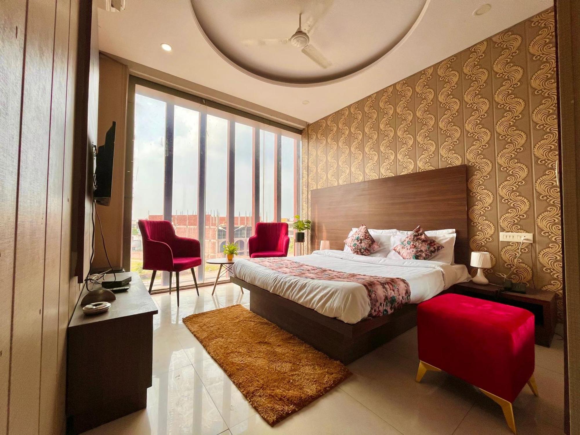 Hotel The Pearl Grand - Top Rated ! Most Awarded ! Parking ! Lift ! Luxury Rooms ! Best Selling Zirakpur Buitenkant foto
