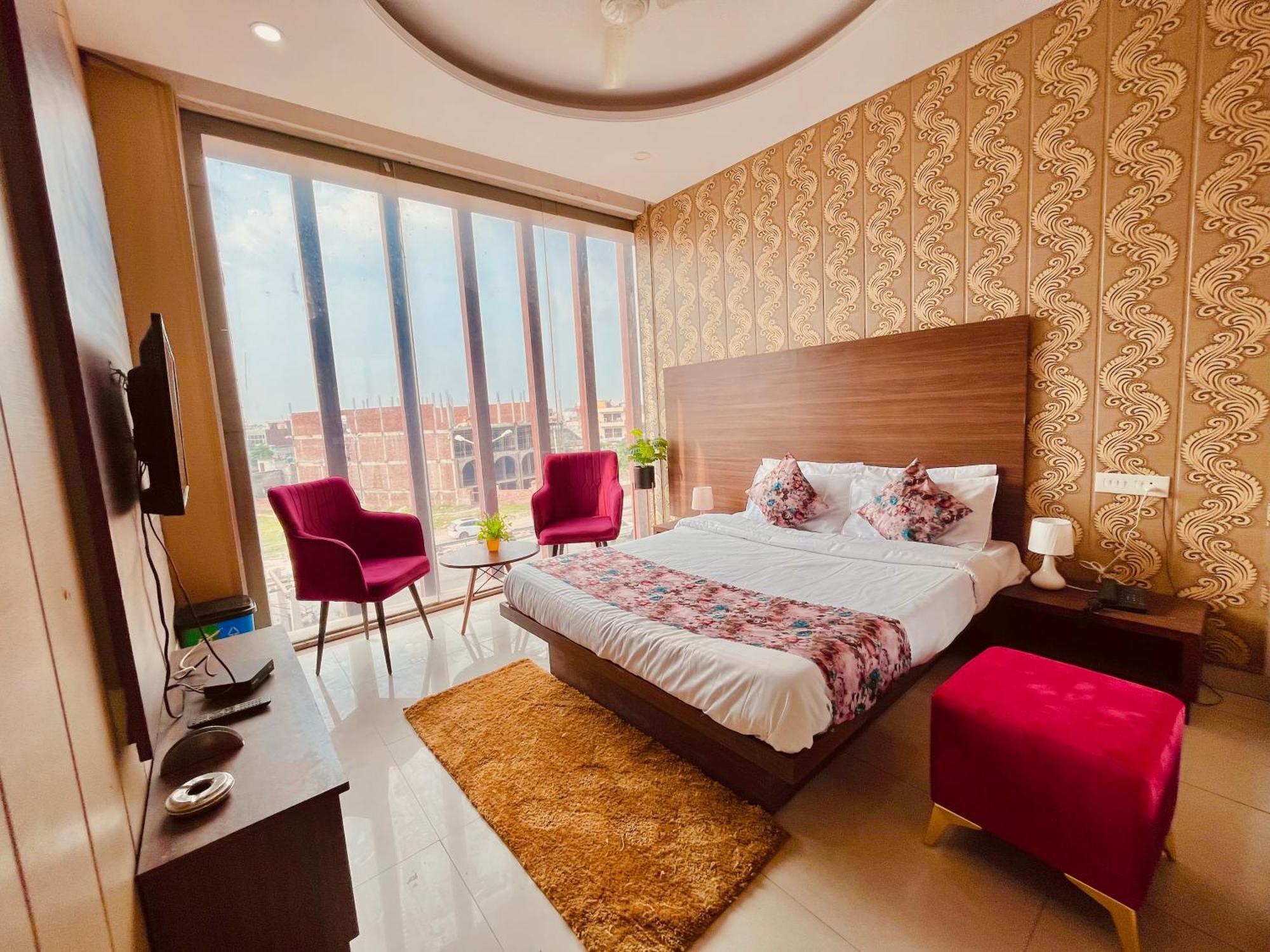 Hotel The Pearl Grand - Top Rated ! Most Awarded ! Parking ! Lift ! Luxury Rooms ! Best Selling Zirakpur Buitenkant foto