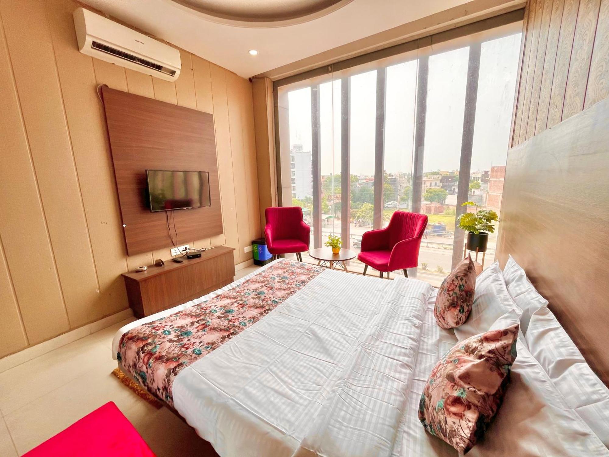 Hotel The Pearl Grand - Top Rated ! Most Awarded ! Parking ! Lift ! Luxury Rooms ! Best Selling Zirakpur Buitenkant foto