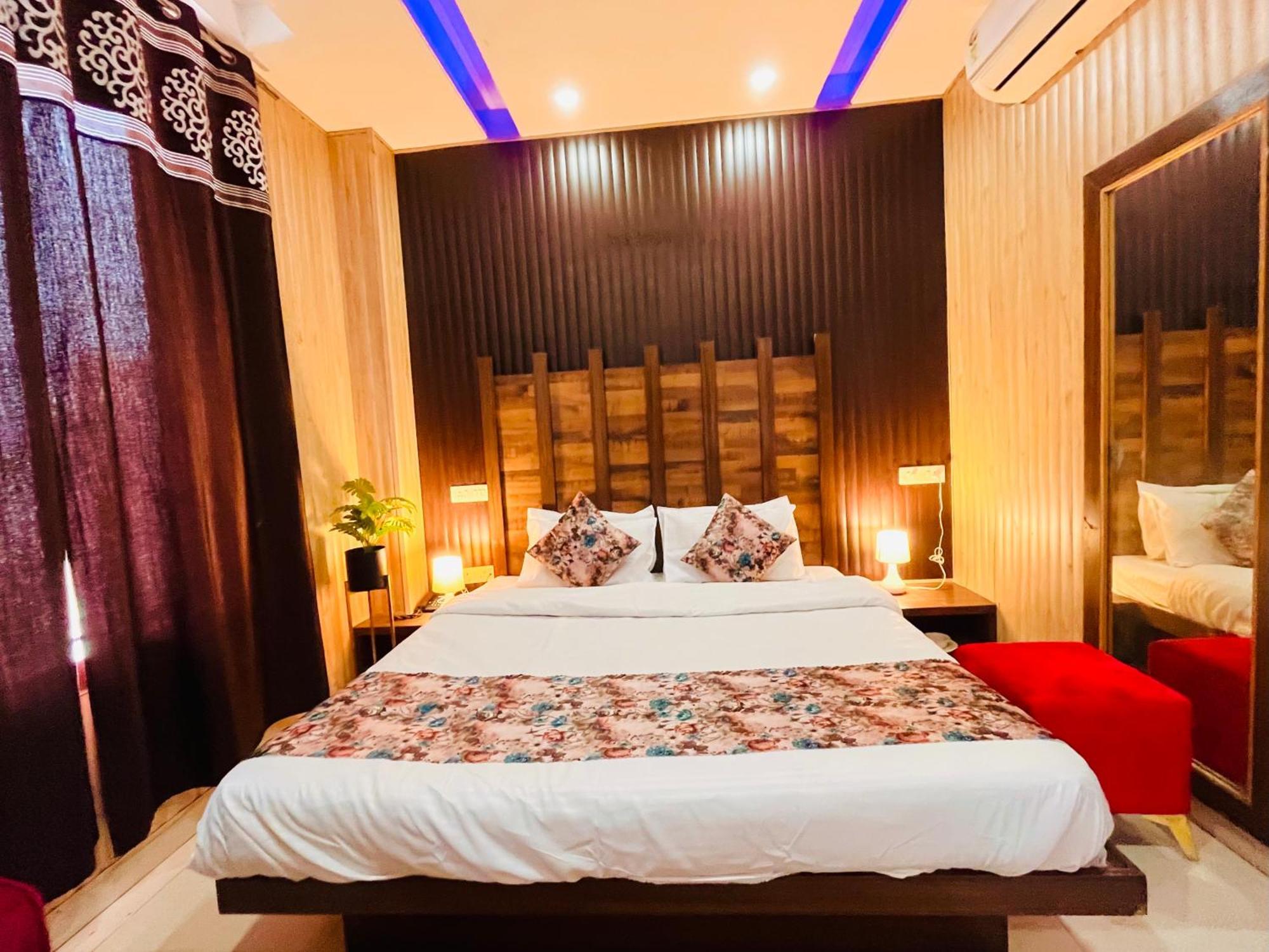 Hotel The Pearl Grand - Top Rated ! Most Awarded ! Parking ! Lift ! Luxury Rooms ! Best Selling Zirakpur Buitenkant foto